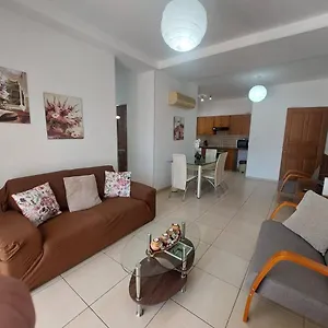 Apartment Sunny 2 Bedroom Center, Larnaca