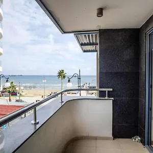 Case de vacanță Dios Ponte Finikoudes Beachfront, Larnaca